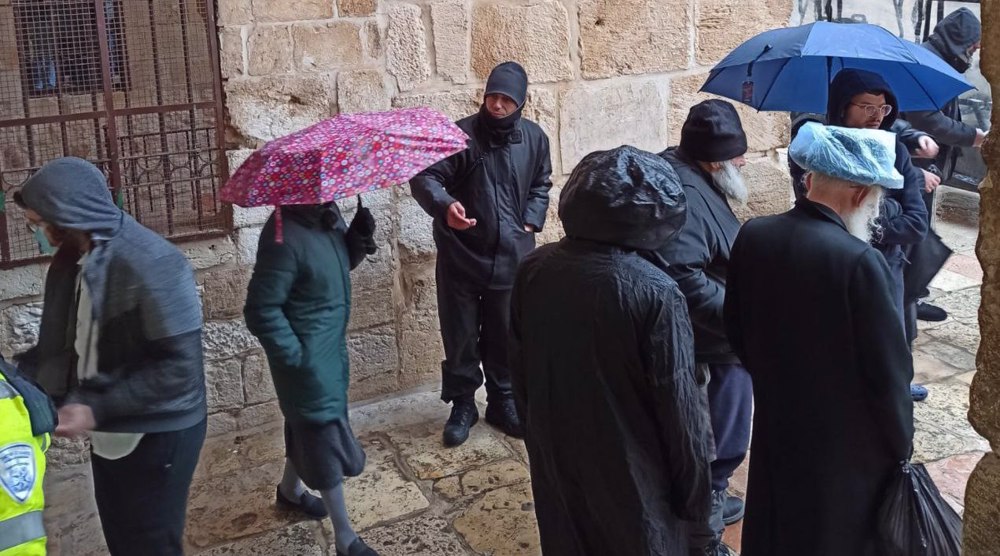 Israeli settlers storm Aqsa Mosque; Palestine warns of consequences