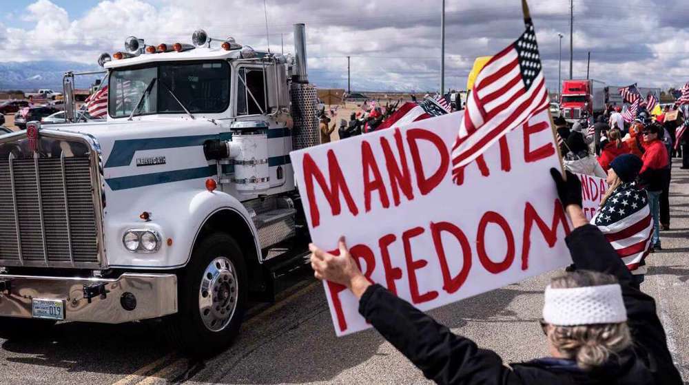 US truck drivers of 'The People's Convoy' pass through St. Louis, Missouri