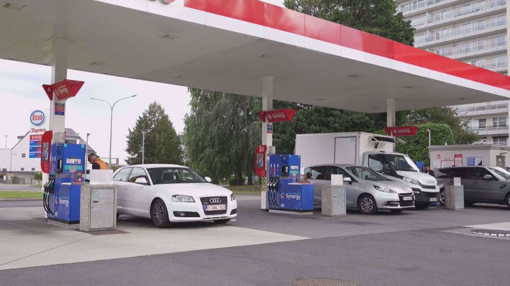 French refineries blocked as gas hits record €2 per litre