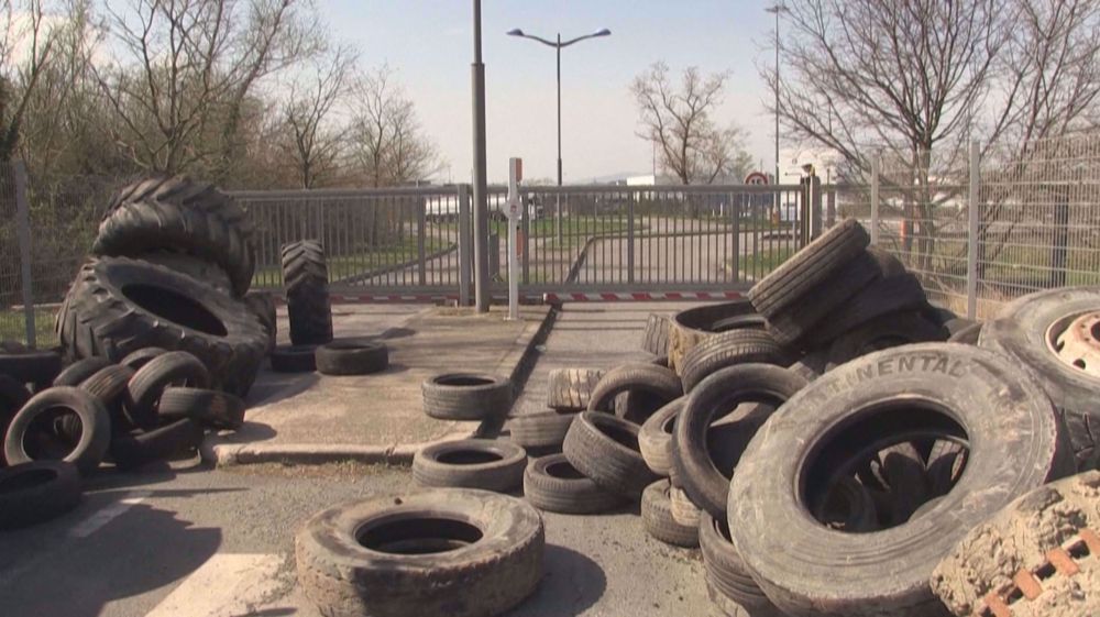 French farmers and truckers block refinery near Lyon
