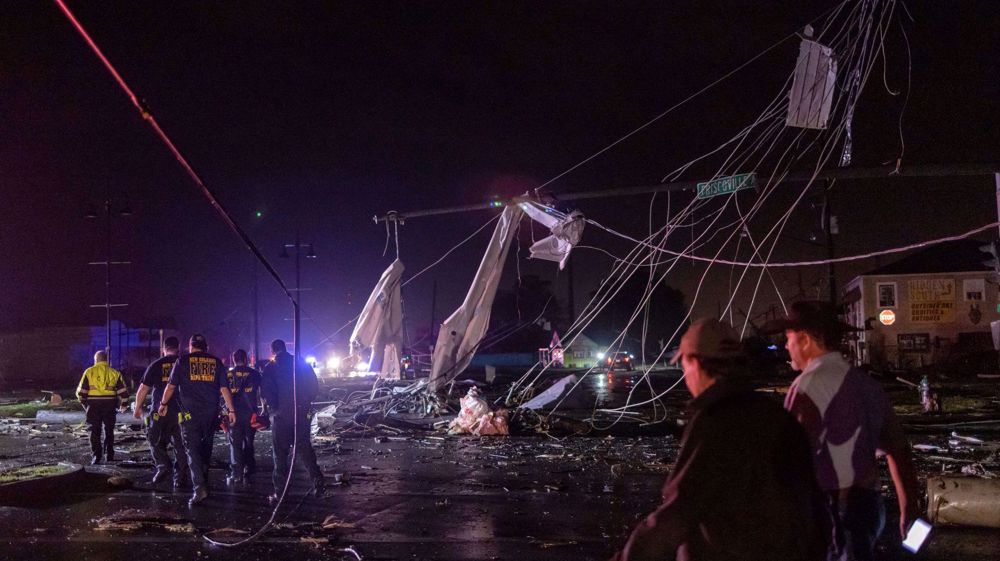 Tornado leaves New Orleans neighborhood in ruins, killing one
