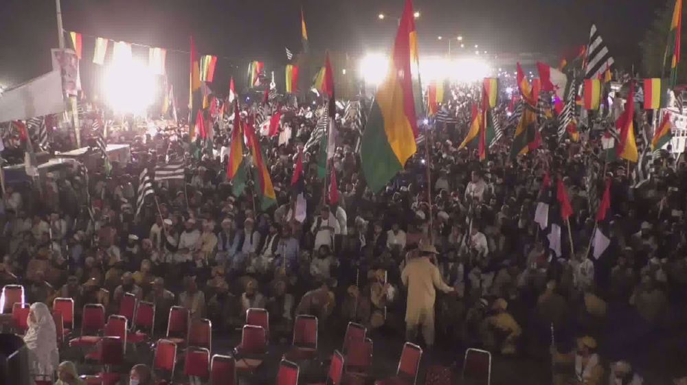 Pakistan PM fate hangs in balance