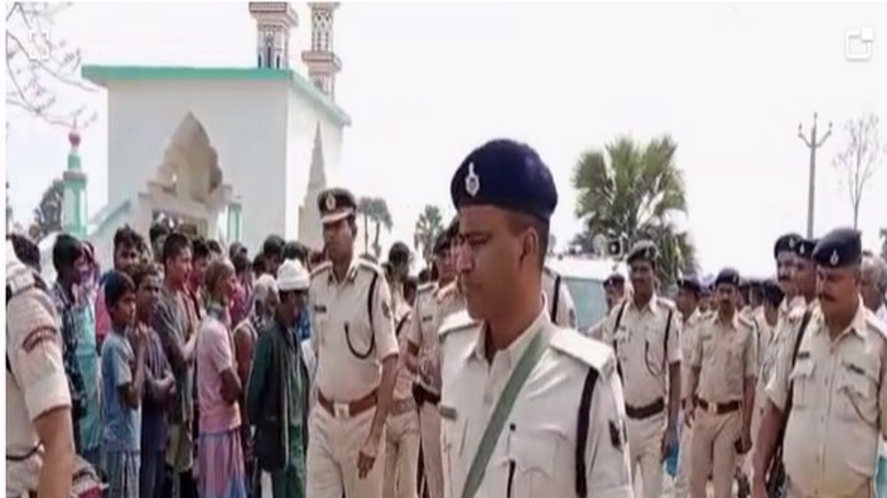 Hindu flag hoisted on Indian mosque amid call for ban on loudspeakers