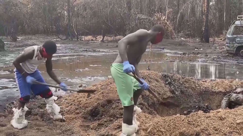 Nigeria conducts mass burial for victims of illegal refinery explosion