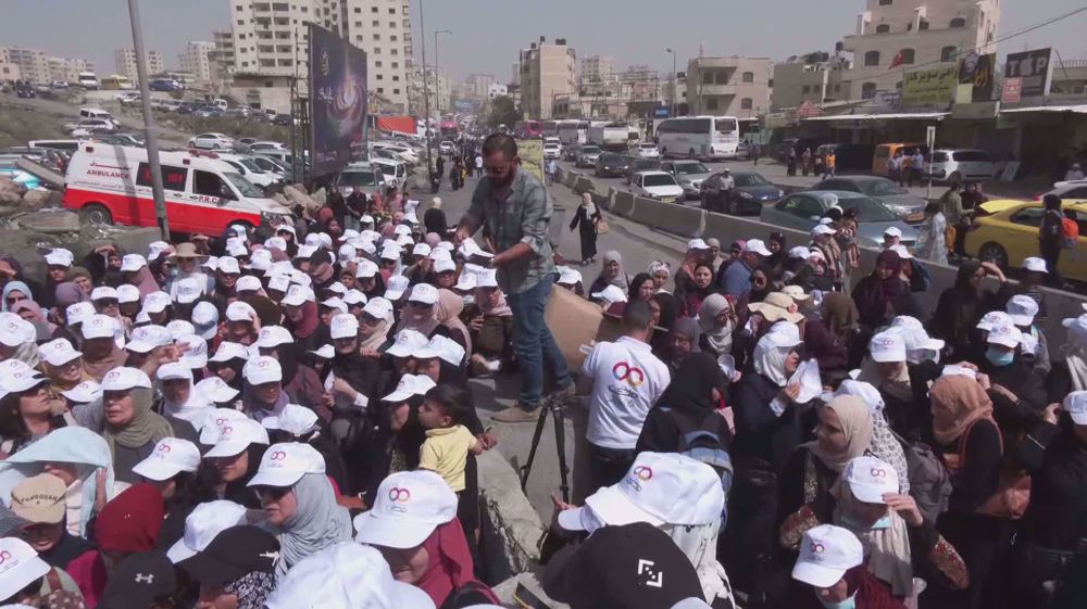 Palestinians flock to Al-Aqsa Mosque to mark Quds Day