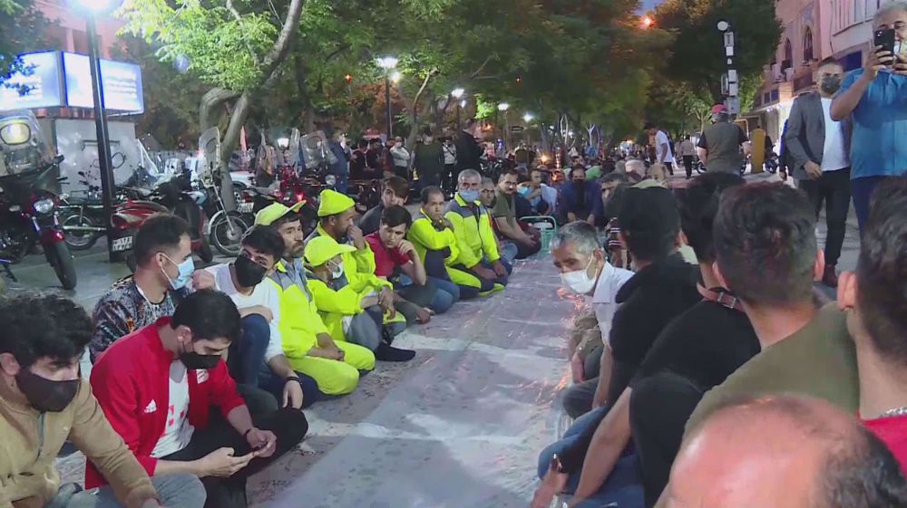 Tehran hosts 5km Iftar spread to serve poor families