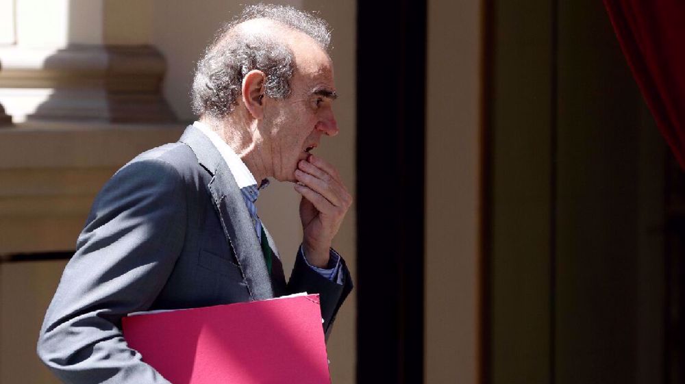 Mora détenu à l'aéroport de Francfort; pourquoi?