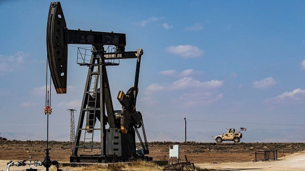 US occupation forces continue smuggling Syrian oil to Iraq