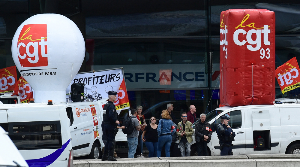 In Paris, airport workers will not give up strike