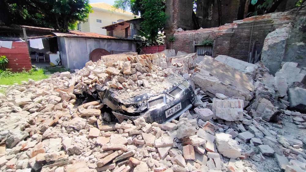 Strong quake hits Philippines, killing at least 4