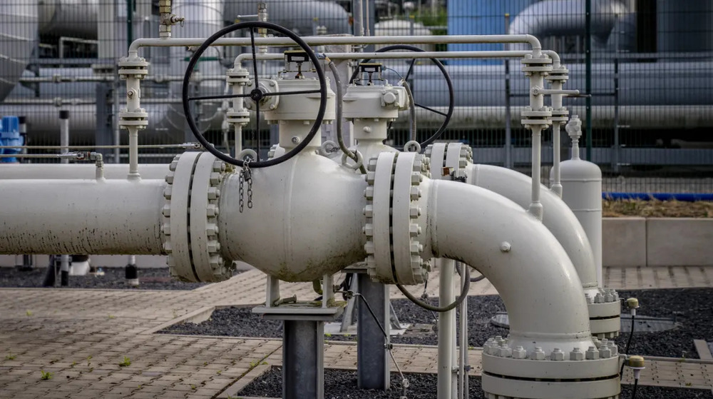 German cities turn off lights, impose cold showers amid fuel crisis