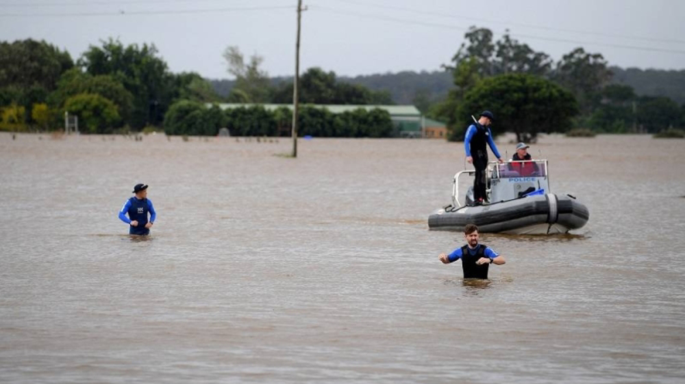 Thousands more flee as Sydney floods track north