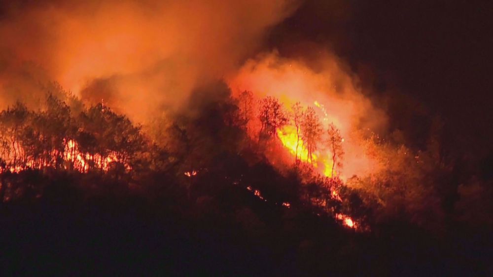 Forest fire breaks out in southwest China amid scorching heat