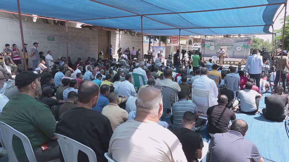 Gazans attend Friday prayer to support Palestinian prisoners