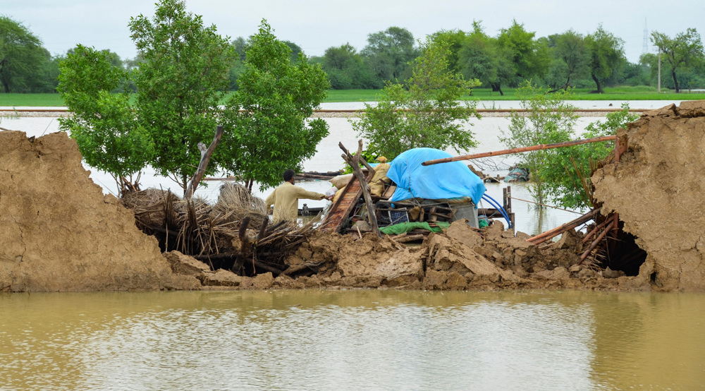 Pakistan PM calls for rich to help country's flood victims