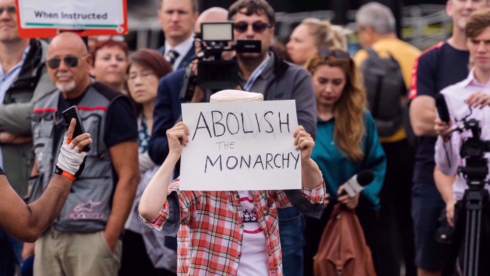 Crackdown on anti-monarchy protesters in UK