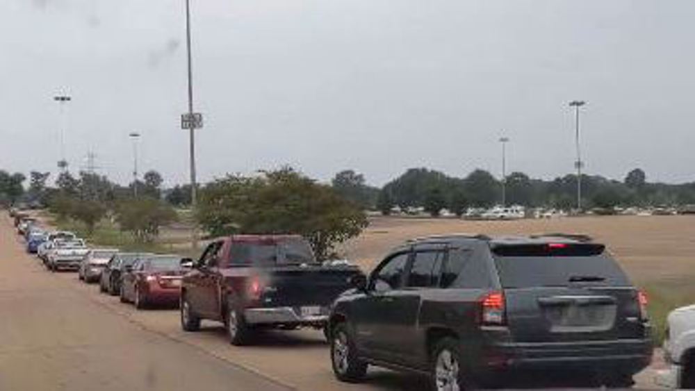 Mississippi residents line up to receive drinking water