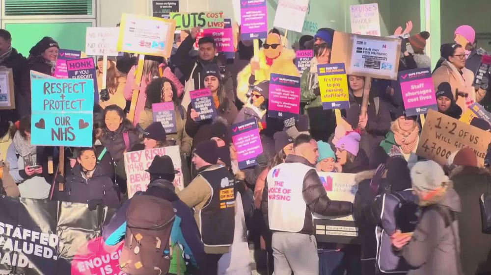 UK strikes: Nurses walk out again in dispute over pay and shortages