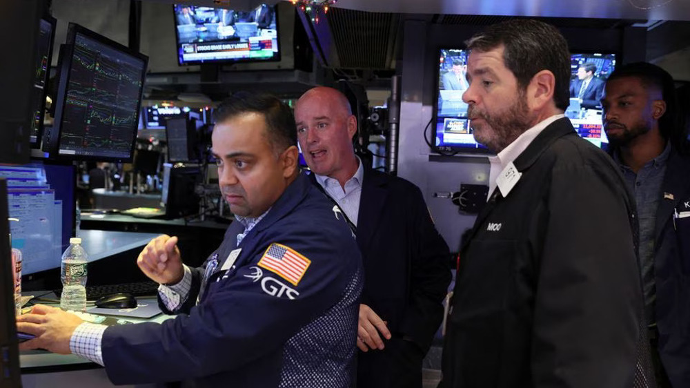 Wall St falls as labor market resilience spurs rate hike worries