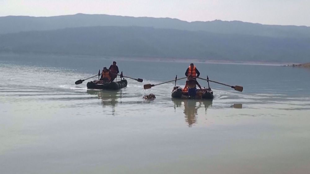 Pakistan: Rescuers carry body to shore after 49 boys die in boating accident