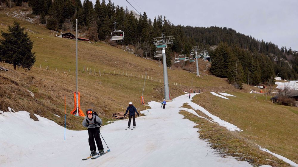 Snowless slopes spoil holiday skiing in Switzerland