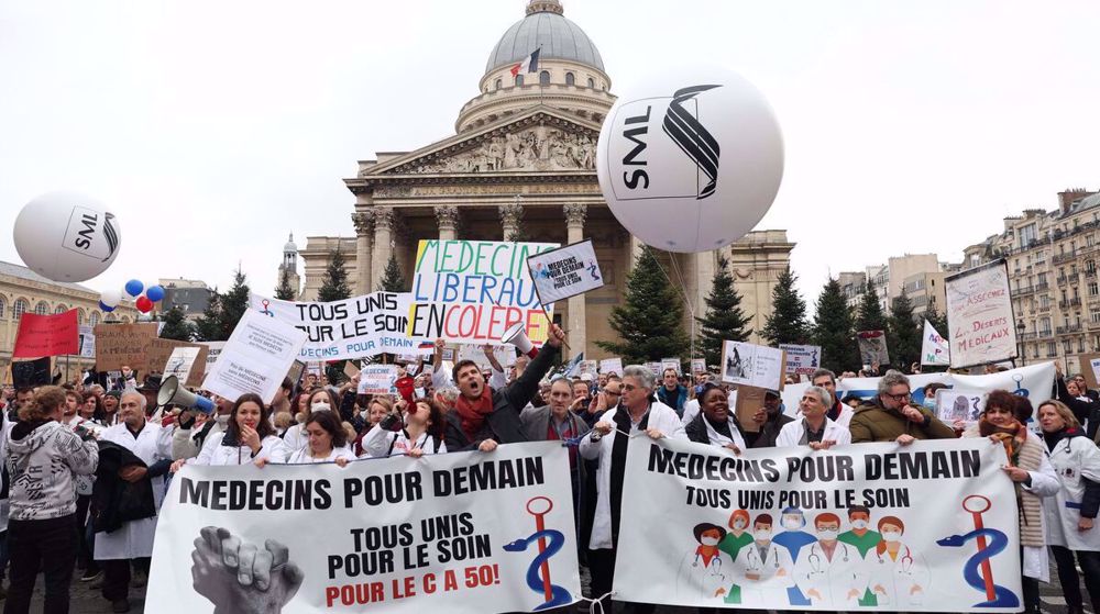 France: des milliers de généralistes dans la rue 