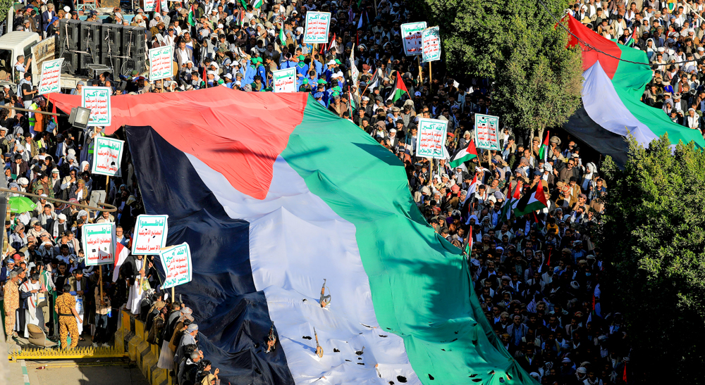 Yemeni demonstrators hail government's military actions against Israel