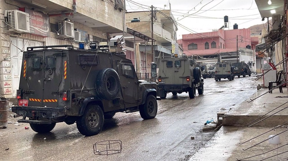 Over a dozen Palestinians injured as Israeli forces raid refugee camp