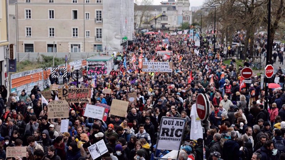 Clashes as hundreds of thousands protest again across France 