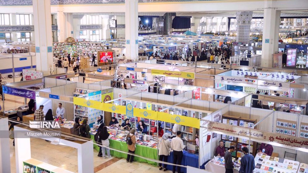 Les amateurs de livres à la 34e Foire internationale du livre de Téhéran