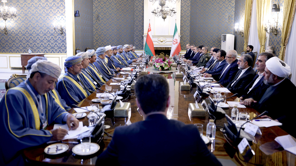 Iran, Oman sign 4 documents to boost economic cooperation 