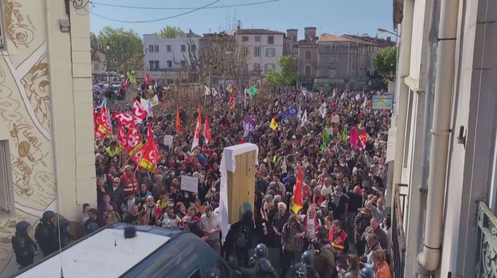 French pension strikes keep pressure on before decisive week