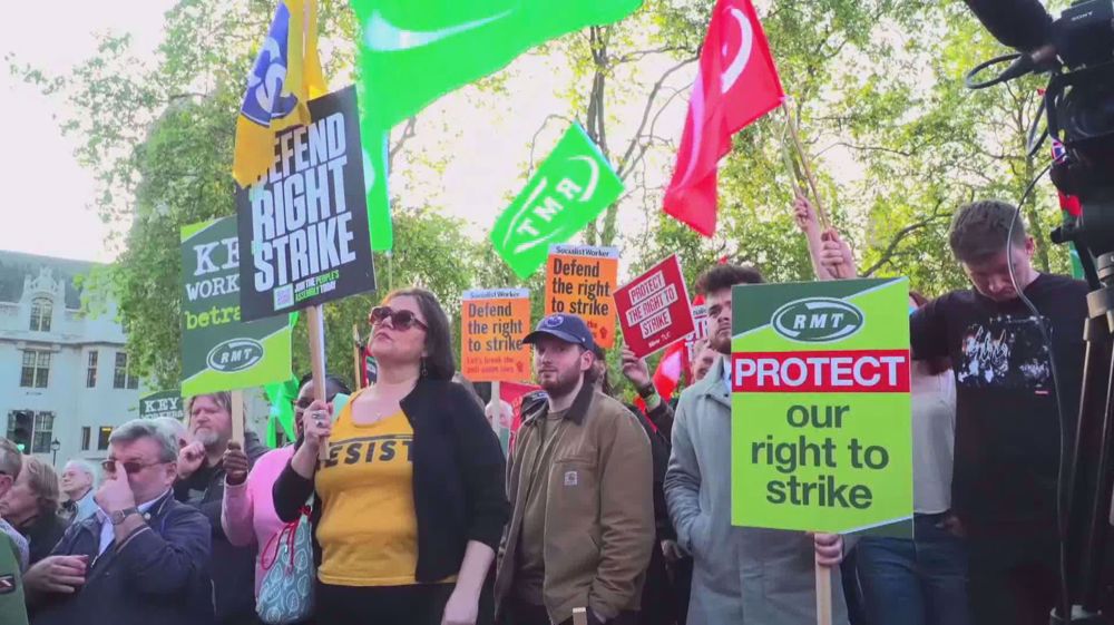 UK train drivers on strike again over pay row with govt.