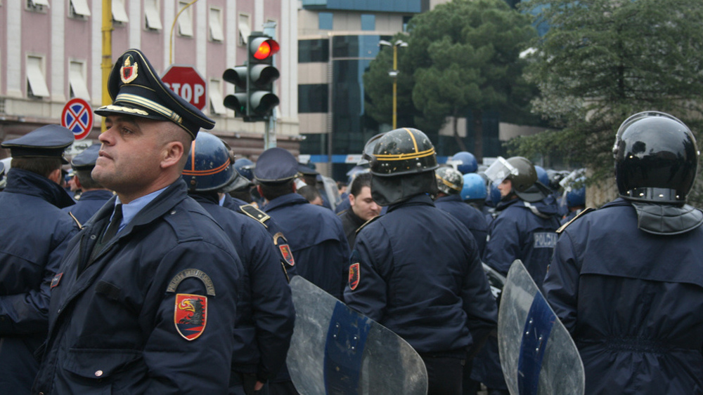 La police albanaise a fait une descente au QG de l’OMK