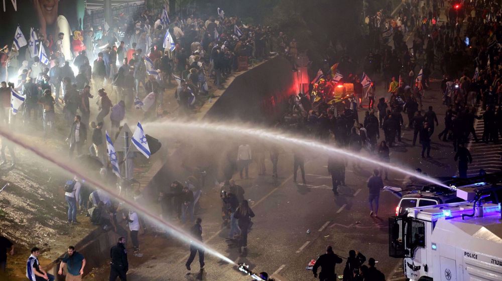 La police affronte les manifestants près de la résidence de Netanyahu