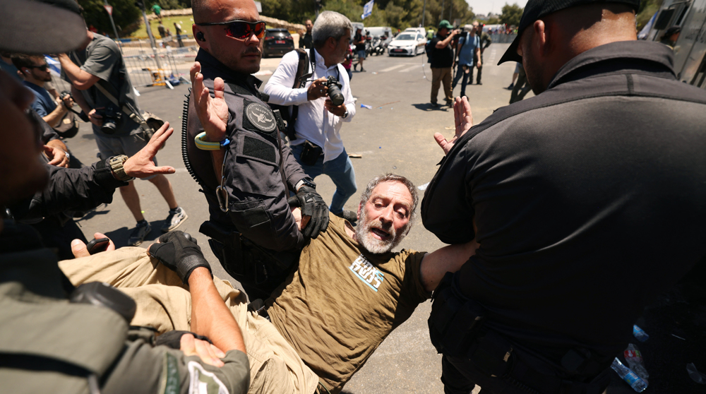 Israeli police, anti-regime protesters clash outside Knesset