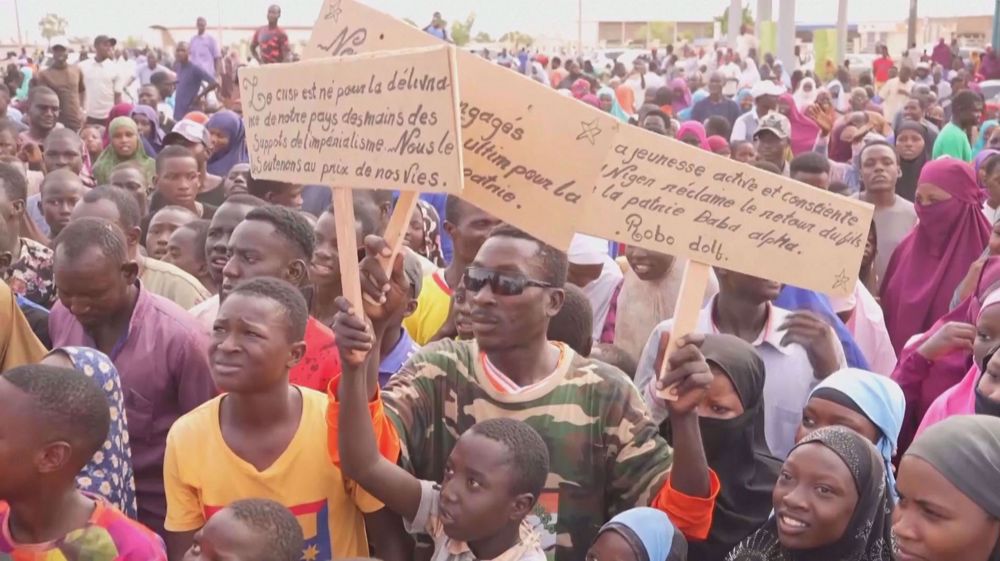 Protesters in Niger threaten French base if troops don't leave