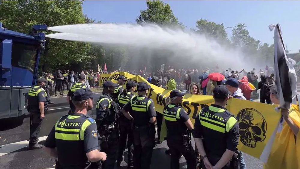 Pays-Bas: la police arrête 2400 militants pour le climat