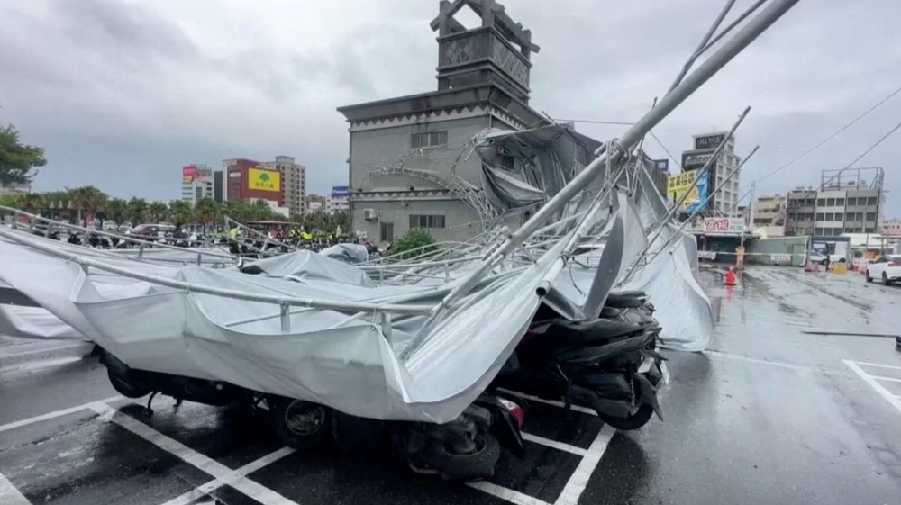 Thousands without power after Typhoon Haikui batters Taiwan
