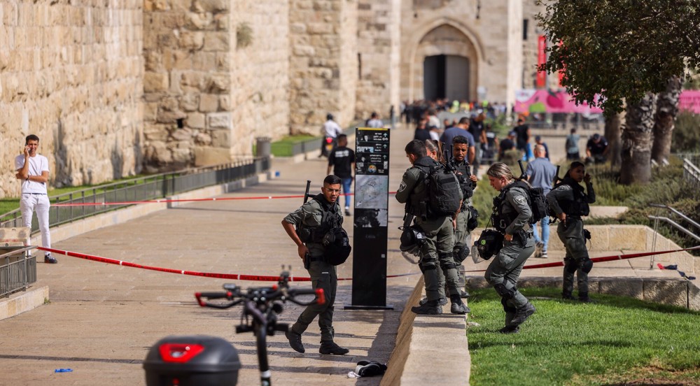 Two Israeli settlers injured in retaliatory attack near al-Quds Old City