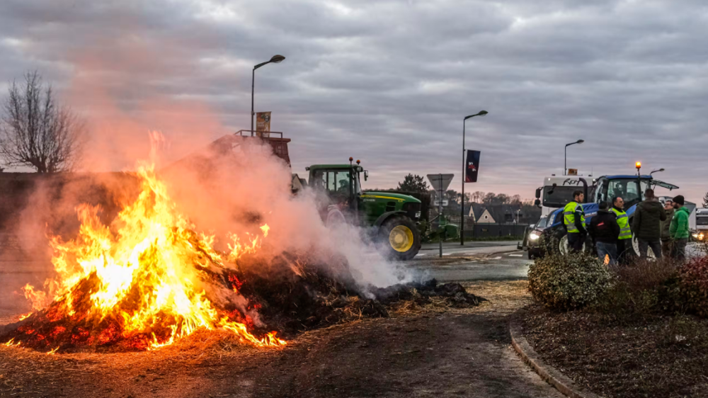 Colère des agriculteurs: appel au "blocus de Paris"