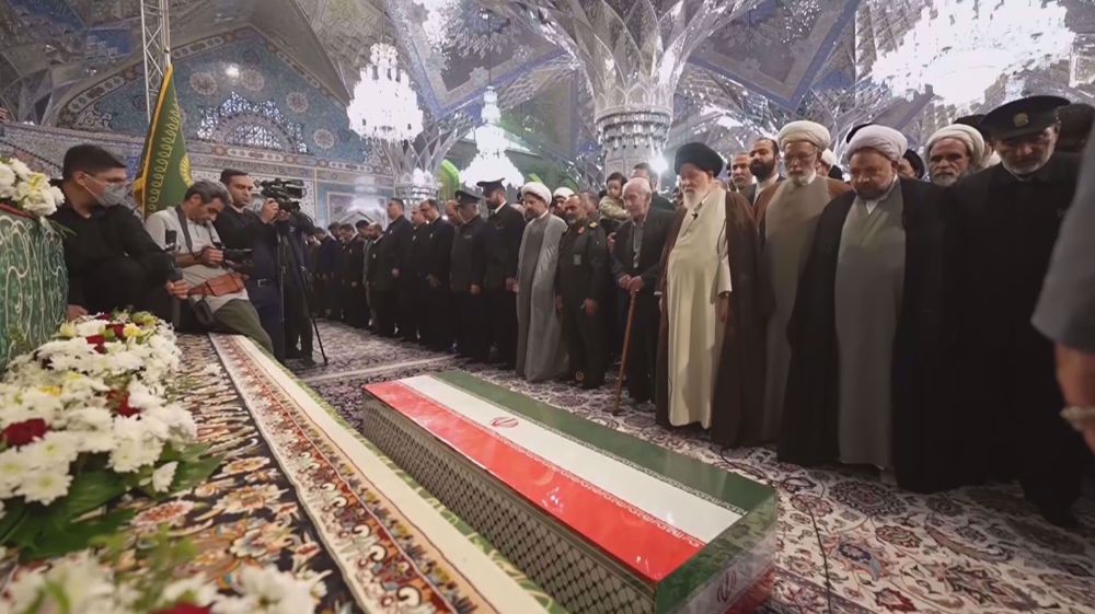 Massive crowds attend funeral of martyred IRGC cmdr. Nilforoushan