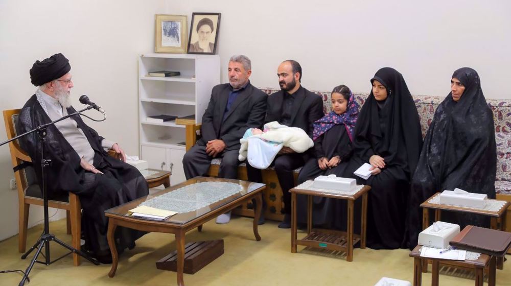 Audience accordée par le Leader aux familles des martyrs de force de la défense aérienne
