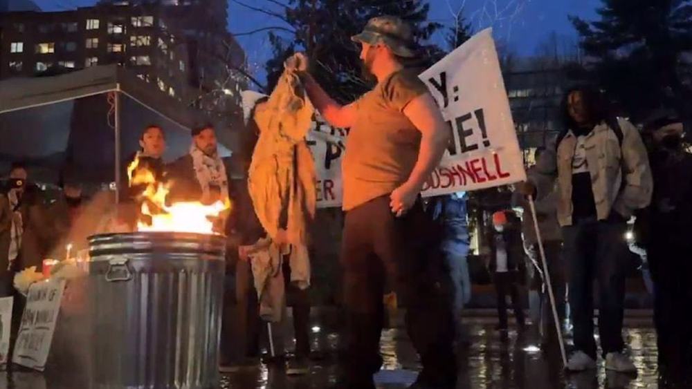 USA: uniformes militaires brûlés pour dénoncer le génocide à Gaza