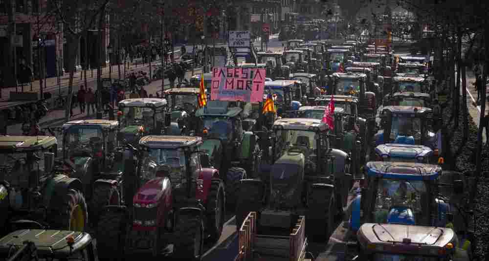 Farmers on tractors bring Spain to a standstill 