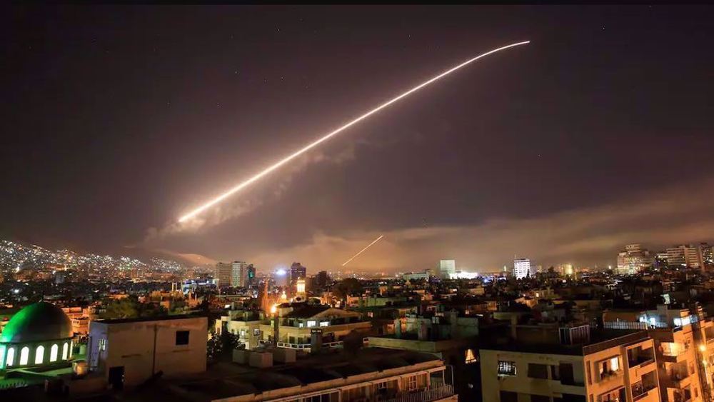 Israël frappe la banlieue de Damas: un soldat syrien blessé