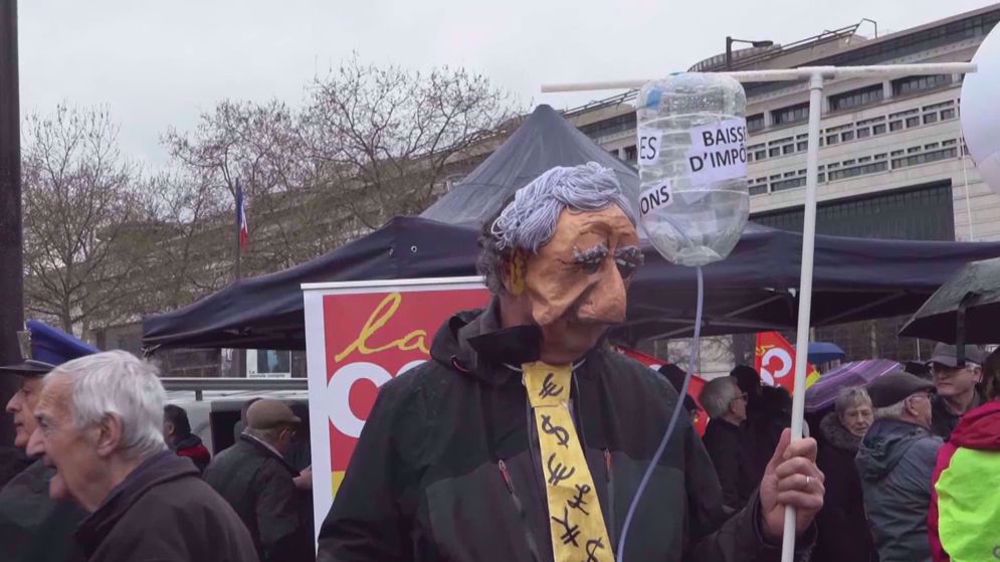 France: les retraités se mobilisent tandis que Macron continue sa politique d’austérité 