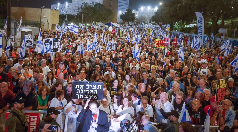 Israël: la police réprime la plus grande manif anti-Netanyahu