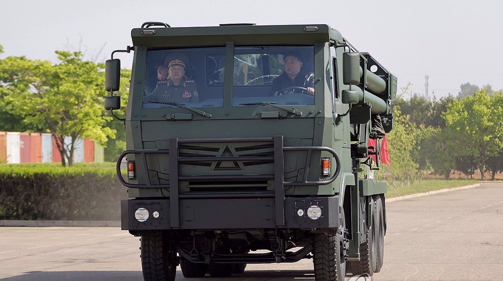 Kim Jong-un pilote un système MLRS de pointe de 240mm