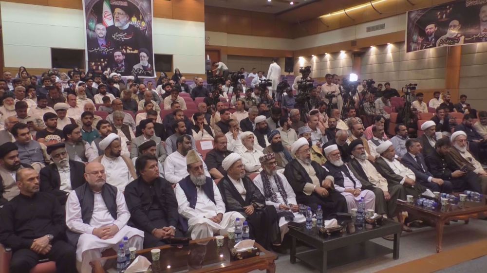 Pakistanis pay tribute to martyrs of recent helicopter crash in Iran